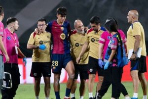 巴萨噩耗！17岁巴萨中场伯纳尔：铲球受伤，韧带撕裂，拄拐离场！