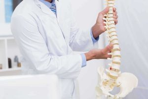 青少年脊柱侧弯的原因是什么？