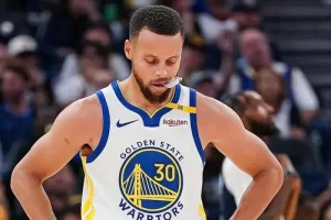 比赛末节,库里不慎扭伤脚踝,勇士主场不敌快船,赛季初尝败绩