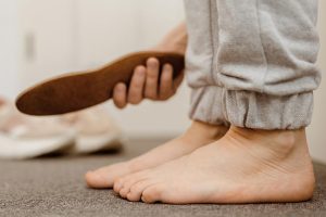 扁平足如何自测?对于足弓塌陷这种情况,我们该如何处理呢?